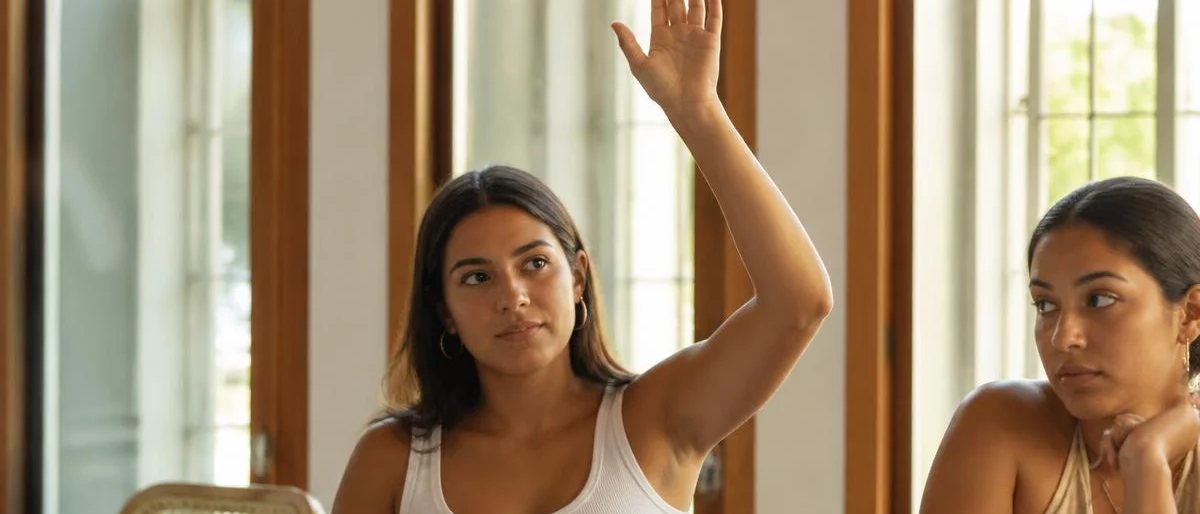 Duas pessoas sentadas juntas conferindo o que anotaram na sessão anterior